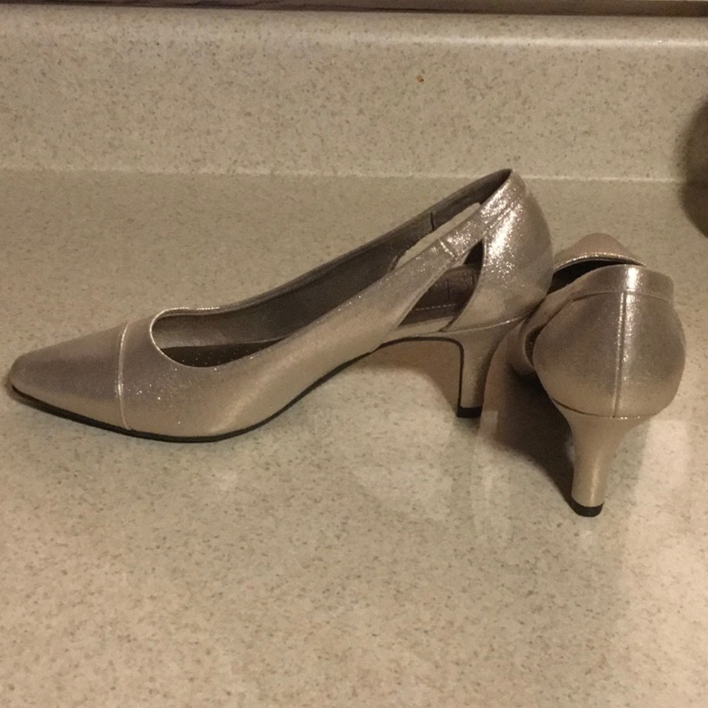 Life Stride Karen Gold shimmer pump sz 8M